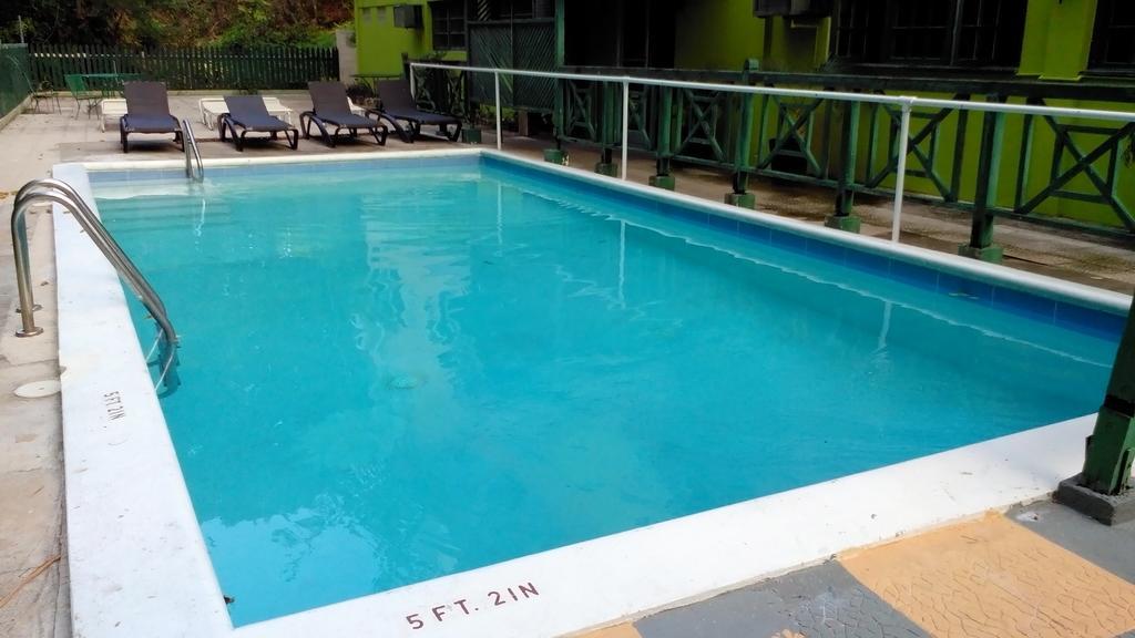 Pineapple Court Hotel Ocho Rios Dış mekan fotoğraf