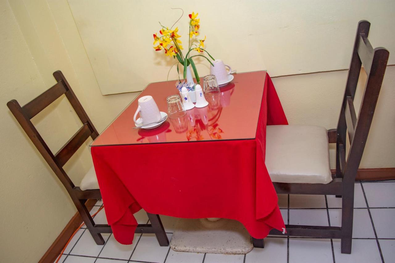 Pineapple Court Hotel Ocho Rios Dış mekan fotoğraf